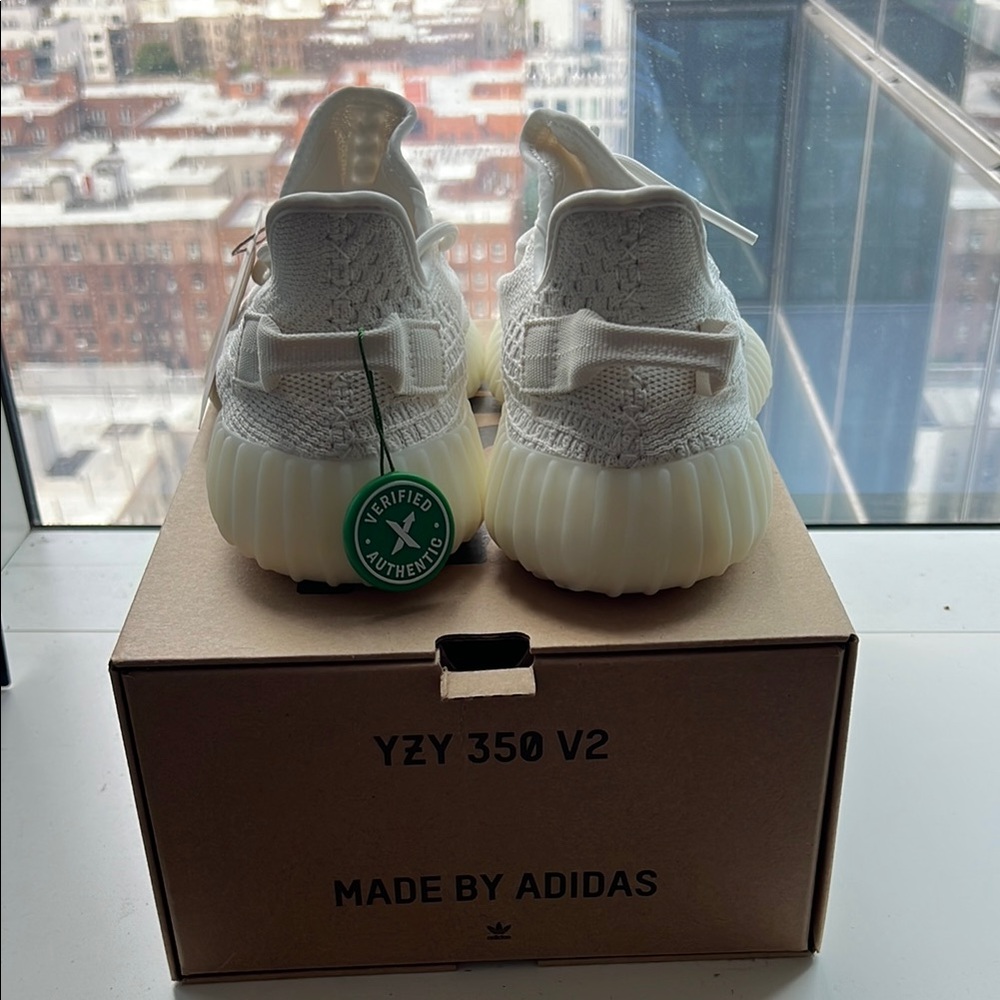 NWT Yeezy Adidas 350 v2 - Picture 4 of 4